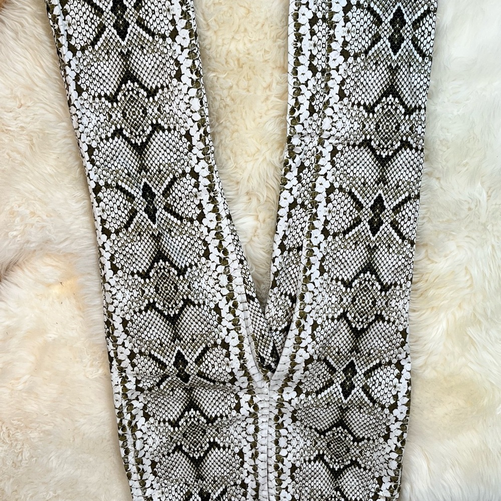 Python Snake-Print Jeans 🔥 petite friendly - Picture 3 of 5